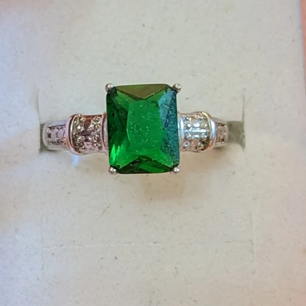 Elegant Silver and Green Gemstone Ring, T1B8G